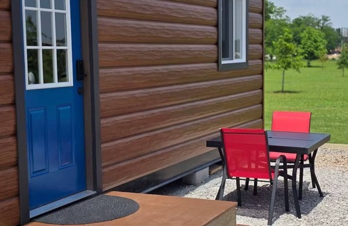 Tuscumbia Kabine | Enjoy cabin #65 at Heritage Acres Park with swimming, splash pad & more!
