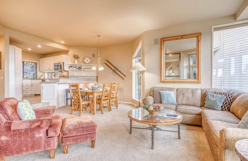 Century West Eigentumswohnung | Private Wohnung mit einem Schlafzimmer in Bend mit Gaskamin und Zugang zum Fitnesscenter.