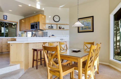 Century West Eigentumswohnung | Private Wohnung mit zwei Schlafzimmern und Blick auf den Fluss in Bend mit Gaskamin und Zugang zum Fitnesscenter.