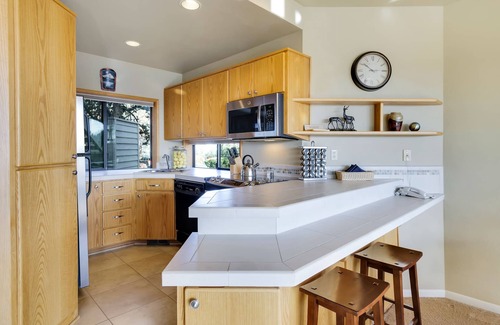 Century West Eigentumswohnung | Private Wohnung mit zwei Schlafzimmern und Blick auf den Fluss in Bend mit Gaskamin und Zugang zum Fitnesscenter.