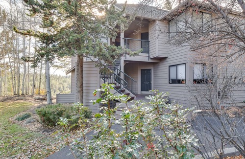 Century West Eigentumswohnung | Private Wohnung mit zwei Schlafzimmern und Blick auf den Fluss in Bend mit Gaskamin und Zugang zum Fitnesscenter.