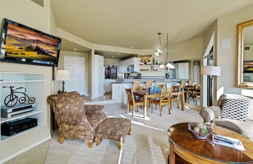 Century West Eigentumswohnung | Private Wohnung mit zwei Schlafzimmern und Blick auf den Fluss in Bend mit Gaskamin und Zugang zum Fitnesscenter.