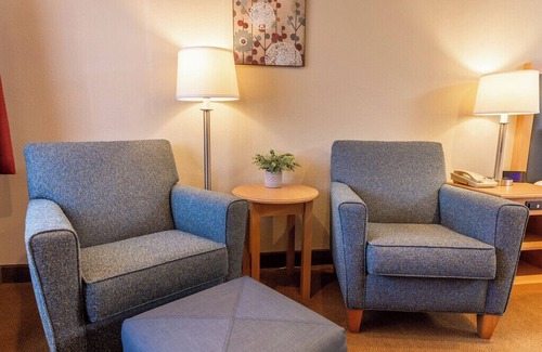 Leavenworth Hotel | Enjoy easy walking access to all Leavenworth has to offer after a relaxing night in our King room with a cozy fireplace.