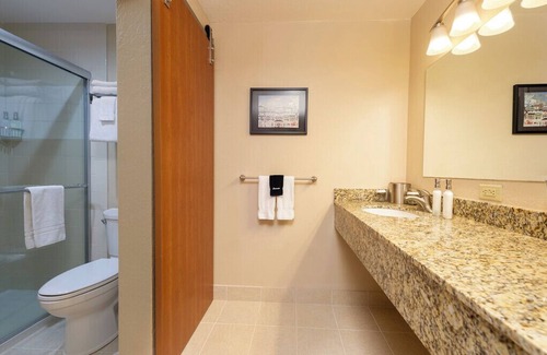 Leavenworth Hotel | Enjoy easy walking access to all Leavenworth has to offer after a relaxing night in our King room with a cozy fireplace.