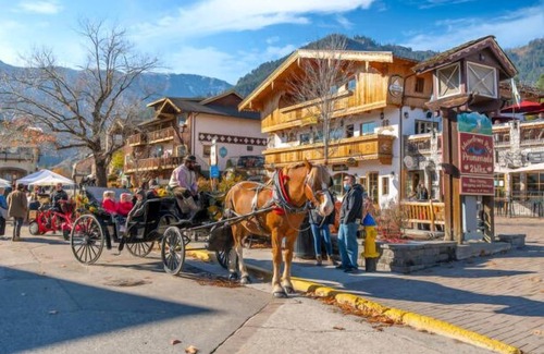Leavenworth Hotel | Enjoy easy walking access to all Leavenworth has to offer after a relaxing night in our King room with a cozy fireplace.