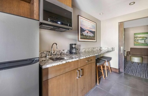 South Lake Tahoe Hotel | Enjoy Enchanting Lake Tahoe Views with Heated Pool and Rooftop Tennis Fun!