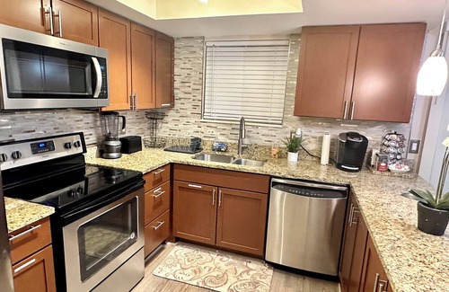 Moraine Haus | Enjoy Entire Townhome in the Heart of Suburbs