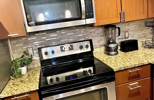 Moraine Haus | Enjoy Entire Townhome in the Heart of Suburbs