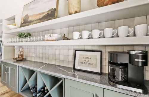 Country Club Estates Haus | Enjoy everything Lake Geneva has to offer in gorgeously remodeled Fontana home!