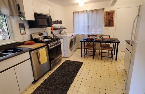 Hollyburn Haus | Enjoy in peace and a natural garden during your stay