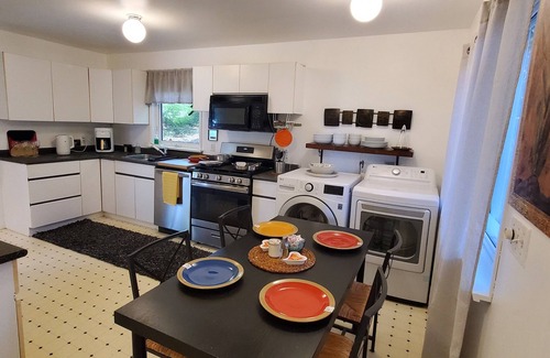 Hollyburn Haus | Enjoy in peace and a natural garden during your stay