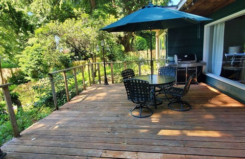 Hollyburn Haus | Enjoy in peace and a natural garden during your stay