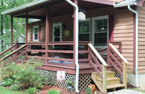 Mineral Hütte | Enjoy lazy lake days in this cozy cottage at Lake Anna