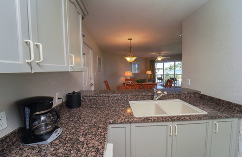 Crystal Harbour Wohnung | Enjoy Perks! Free Breakfast and Parking, Outdoor Pool, Pets Allowed!