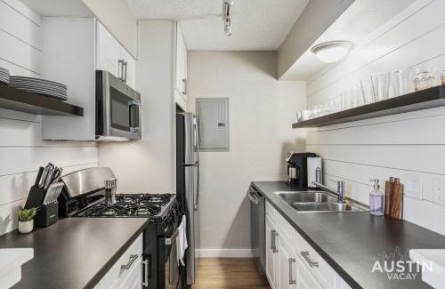 Brentwood Wohnung | Enjoy Poolside TVs and Private Cabanas off N Lamar