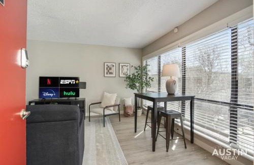 Brentwood Wohnung | Enjoy Poolside TVs and Private Cabanas off N Lamar