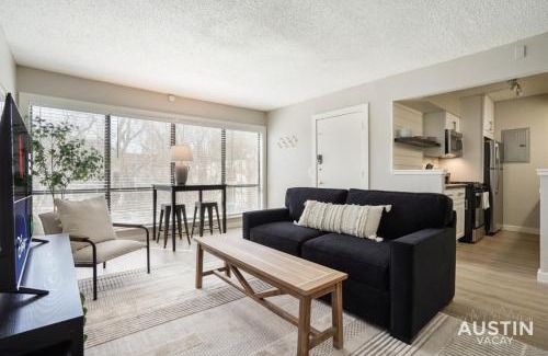 Brentwood Wohnung | Enjoy Poolside TVs and Private Cabanas off N Lamar