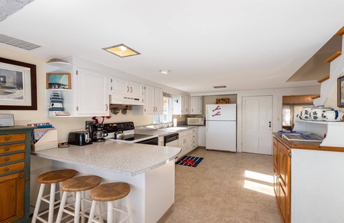 Sebascodegan Island Hütte | Das Hotel liegt direkt am Wasser mit Blick auf den Hummer Boote und Seehunde