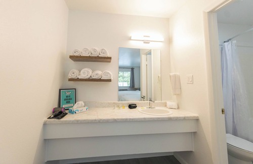 Eureka Springs Historic District Resort | Enjoy the charm of Suite Number 11 at GloryDayz!