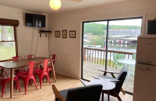 Camdenton Kabine | Enjoy the Quiet Side of the Lake With Resort Amenities + a No-Wake Cove.