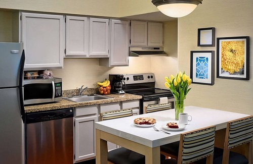 Middleburg Heights Hotel | Enjoy the Rock and Roll Hall of Fame Tour! Pet-friendly, FREE Parking