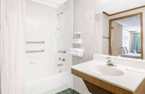 Summitt Haus | Enjoy Your Stay at Knights Inn Ashland! Pool, Picnic Area, Parking, WiFi