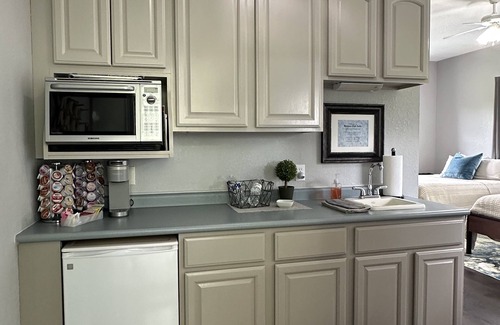 Bellaire Wohnung | Genießen Sie Ihren Aufenthalt in unserer Schwiegersuite, nur wenige Minuten von Bellaire, MI, entfernt.