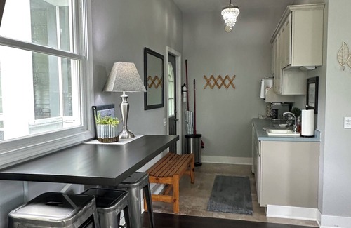 Bellaire Wohnung | Genießen Sie Ihren Aufenthalt in unserer Schwiegersuite, nur wenige Minuten von Bellaire, MI, entfernt.