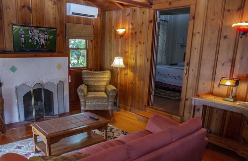 Sutter Creek Hütte | Enolas Cottage - Restauriertes malerisches Cottage aus den 1940er Jahren im Herzen von Sutter Creek