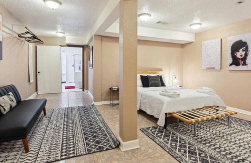 Holy Cross District Haus | Enormous, Historic Gem w/ 5 Bathrooms. Great for Groups!