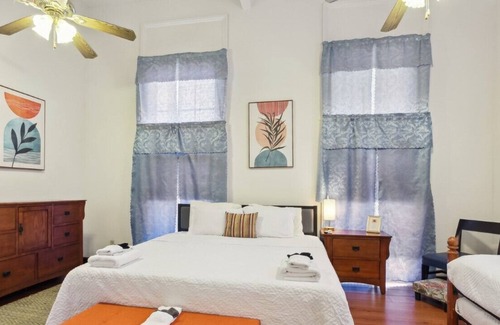 Holy Cross District Haus | Enormous, Historic Gem w/ 5 Bathrooms. Great for Groups!