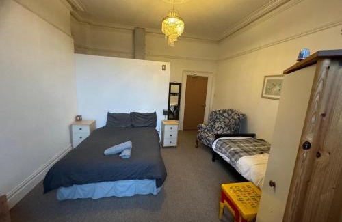 Sketty Haus | Ensuite Double Room, by Swansea University, Sketty, R2