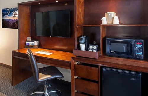 Tusayan Hotel | Ensuring a Very Comfortable & Memorable Stay! 3 Relaxing Units, Outdoor Pool