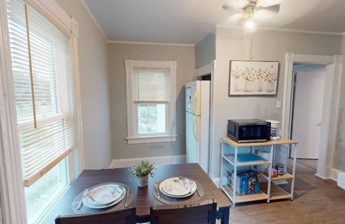 Clayton Wohnung | Entire Apartment w/ private entrance, deck, parking and walkable living