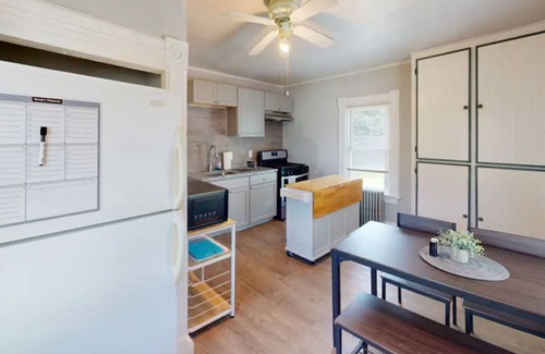 Clayton Wohnung | Entire Apartment w/ private entrance, deck, parking and walkable living