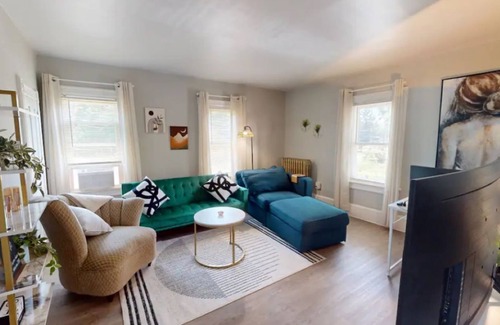 Clayton Wohnung | Entire Apartment w/ private entrance, deck, parking and walkable living