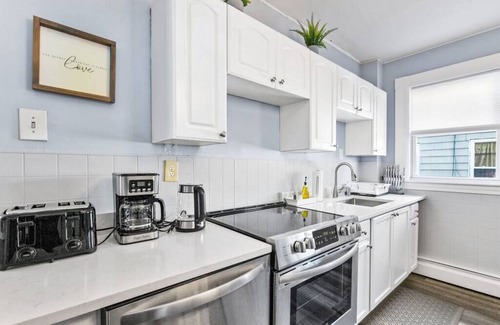 South Side Haus | Entire Cozy House near Moody St, Bentley, Brandeis