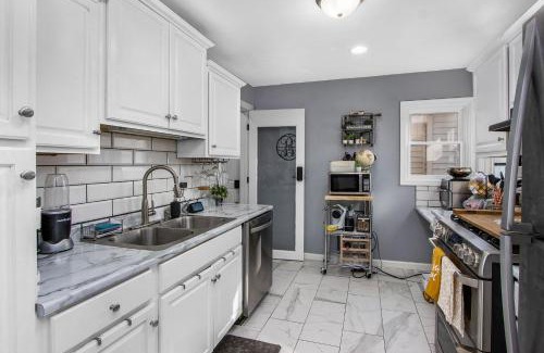 Eastwood Haus | Entire Cute Boho Home Near Hospital, Expo Center, Free Parking