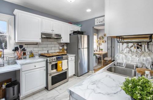 Eastwood Haus | Entire Cute Boho Home Near Hospital, Expo Center, Free Parking