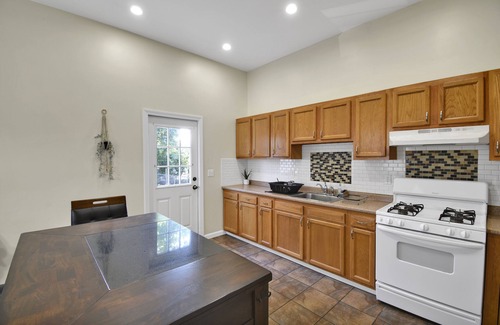 Bridgeport Wohnung | Entire First Floor Apartment in Bridgeport, CT