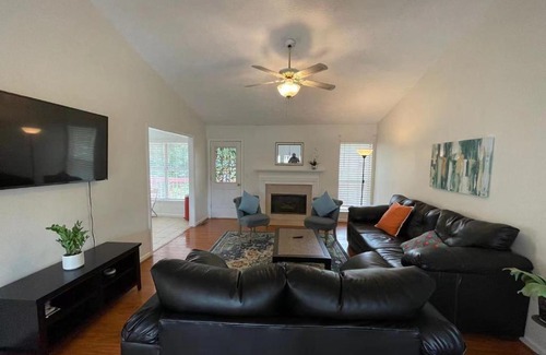 Norcross Haus | ENTIRE HOME Cozy Quiet 5B Single Family House 1King bed and Yard! 1050