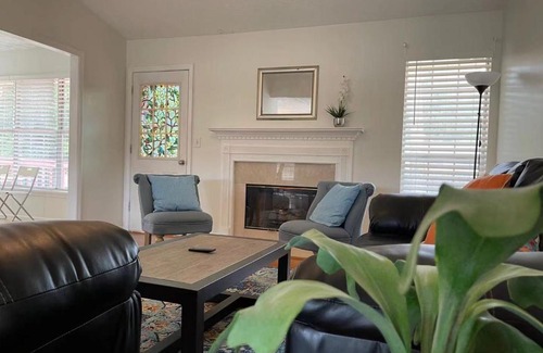 Norcross Haus | ENTIRE HOME Cozy Quiet 5B Single Family House 1King bed and Yard! 1050