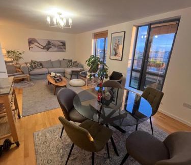 Ashtown Wohnung | Entire Home in Exclusive Dublin Neighborhood - Comfortably Sleeps Up to 6 Guest