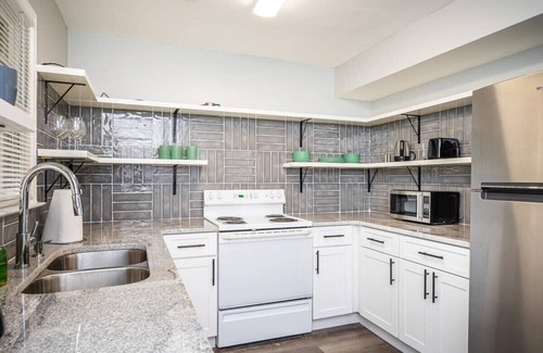 Norcross Haus | Entire Place Cozy Quiet 2b2b Townhouse