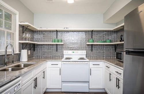 Norcross Haus | Entire Place Cozy Quiet 2b2b Townhouse