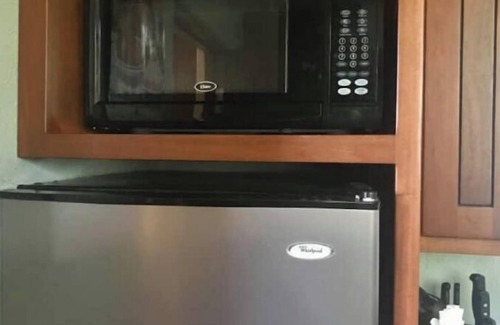 Corozal Wohnung | Entire House, Privacy, Pool, Canal, Ocean Views, Kitchen, AC's, Dock, Sleeps 9