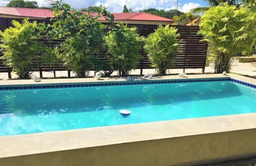 Corozal Wohnung | Entire House, Privacy, Pool, Canal, Ocean Views, Kitchen, AC's, Dock, Sleeps 9