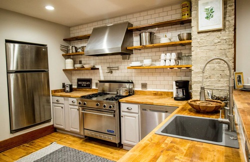 Frankenmuth Haus | Das gesamte Haus mit einem Whirlpool befindet sich nur einen Block von der Hauptstraße von Frankenmuth entfernt.