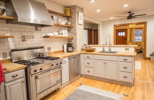 Frankenmuth Haus | Das gesamte Haus mit einem Whirlpool befindet sich nur einen Block von der Hauptstraße von Frankenmuth entfernt.