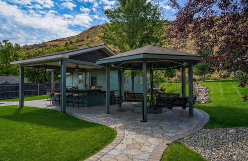Baker City Haus | Entire Wunder Mine Estate Sleeps 20 Hot Tub Outdoor Kitchen Firepit